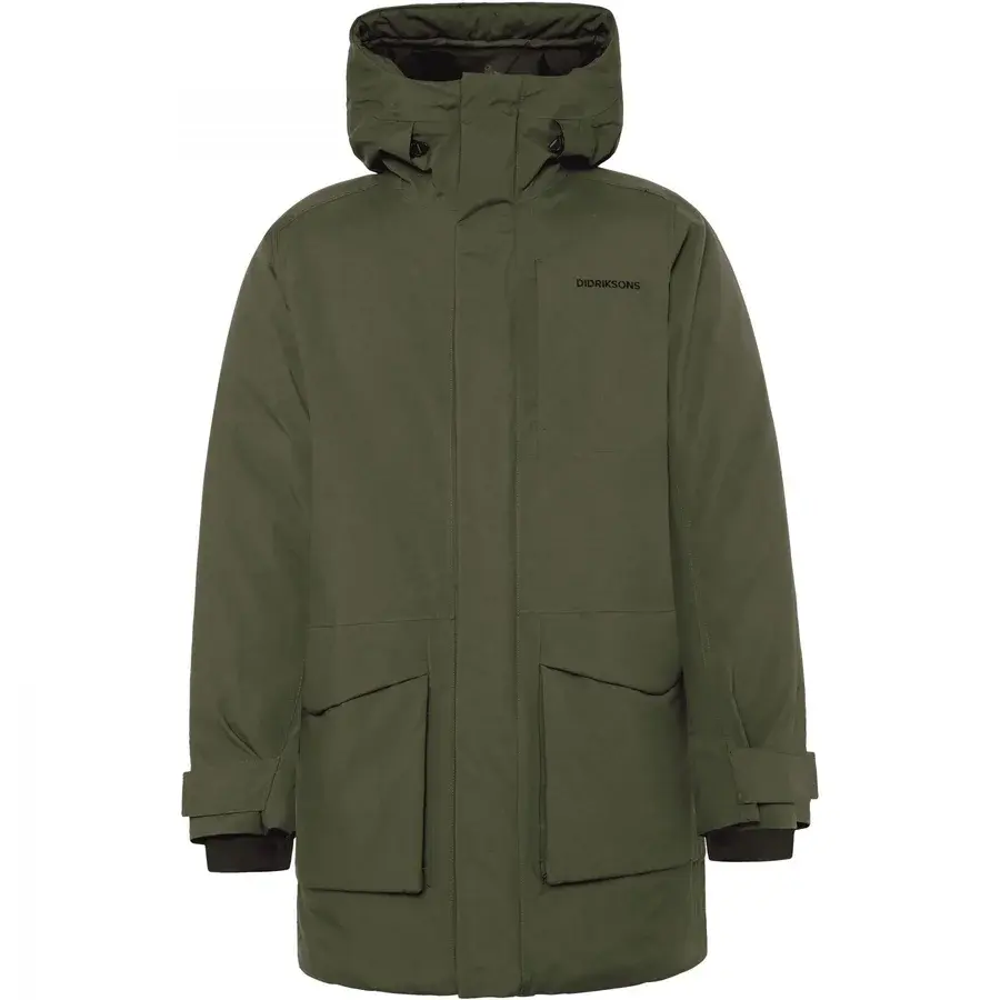 Mørkegrønn parkas for herre med hette og to store lommer nederst foran, vist forfra