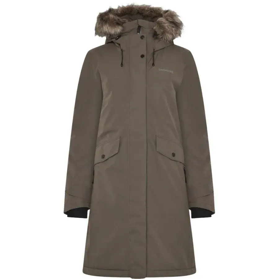 Brun parkas for dame med pelskantet hette og to lommer med knappeklaff foran, vist forfra