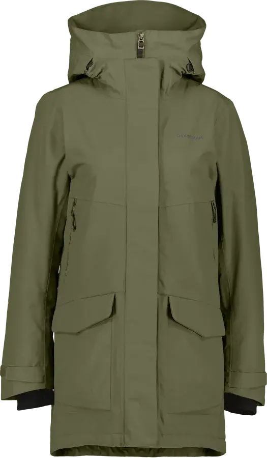 Grønn mellomlang parkas for dame med hette og to store klaffelommer foran, vist forfra