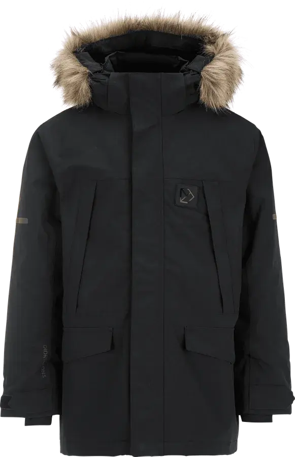 Svart parkas for barn med pelskantet hette og lommer med knapper foran, vist forfra