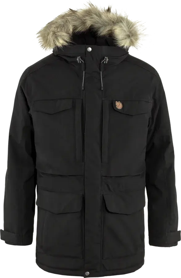 Svart lang parkas for herre med fleecefôret hette, pelskant og store belglommer, vist forfra