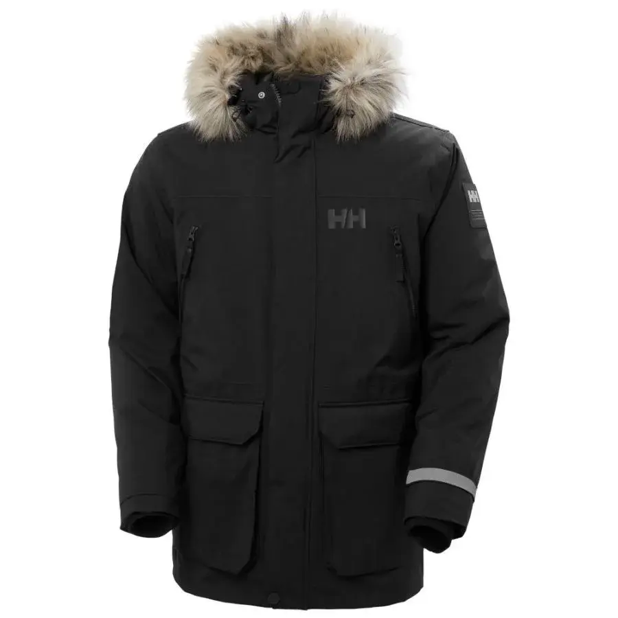 Svart parkas for herre med avtakbar pelskant på hetten og store lommer foran, vist forfra